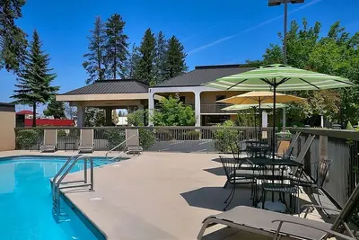 Image de Relax and Recharge! 4 Comfortable Units! Near Cascade Village Shopping Center!