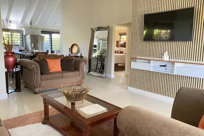 Orchid Botans w/private chef and beach 2 mins from shopping and food