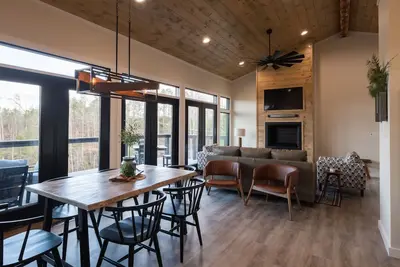 Image de A Red River Barnhouse- Hot tub, Firepit, Gas Fireplace