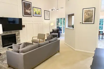 Image de Spacious, Stylish, Home Away, Near Trilith Studios