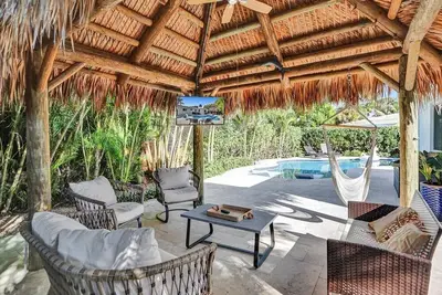 Image de 4 Br Beach Home Heated Pool Jacuzzi + Tiki Tv Hut