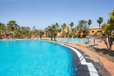 Image de Maison de vacances \"Home Away From Home\" avec piscine partagée, terrasse privée et Wi-Fi.