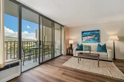 Image de Waikiki mountain view, close to beach & restaurants! Parking, kitchen, pool!