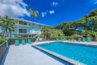 Image de Bikinis & Martinis is a serene townhouse nestled within the Gulf Pointe Ii Association.