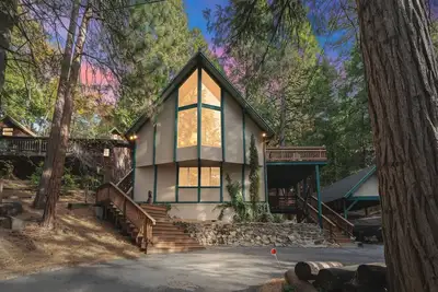 Image de Escape to Treetop View: Enjoy a Relaxing Spa and Bbq in Nature's Paradise!