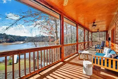 Image de Waterfront Log Cabin w/Hot Tub, Kayaks, Firepit, King Beds, & Pets Ok