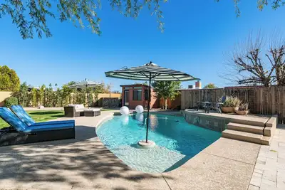 Image de Luxury Retreat! ! Heated Pool, Hot tub, grill and close to Everything!