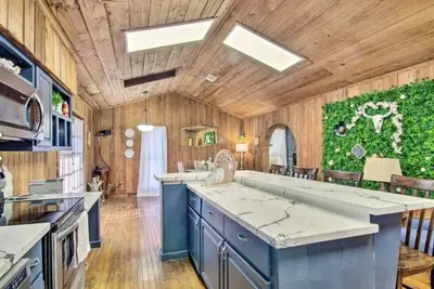 Image de Cozy Cabin w/ Hot Tub & Wi-Fi