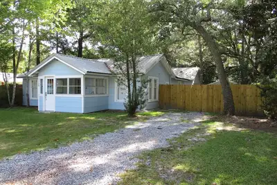 Image de Beautiful vintage cottage remodeled in Old Ocean Springs