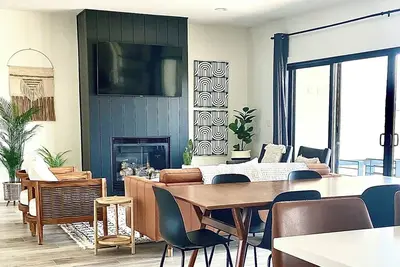 Image de Modern Getaway with Community Pool near Golf, Boating & Gorge Concerts!