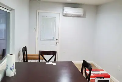 Brand new Modern one bedroom apt. 10 minute from airport