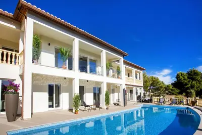Image de Appartement dans une maison de vacances avec climatisation, piscine privée, Wifi, Tv, patio