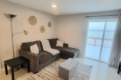 Image de Modern Retreat on Lake Superior, close to snowmobile trails