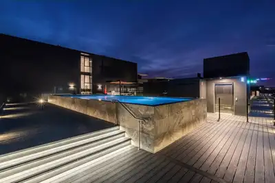 Image de Cozy 2br-2ba Rooftop Pool & Bbq, WiFi & Netflix