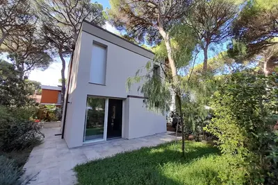 Image de Modern cottage with fenced garden, in pine forest 5 minutes walk from the sea