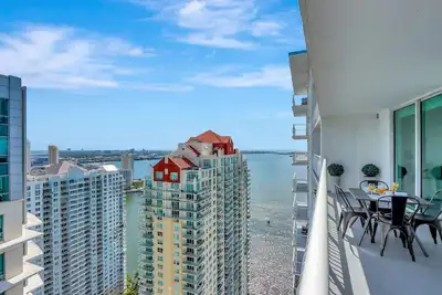 Image de Penthouse Apt w/ Private Balcony, King Bed, Parking