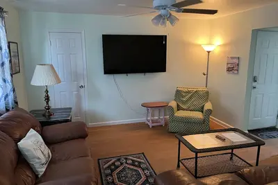 Image de Water Front 2 Bedroom Upstairs Apt. - Pet Friendly, WiF, Parking, Smart Tv