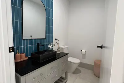 Image de Spectacular newly renovated 5 bedroom home.