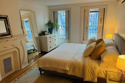 Image de Large Garden 1br in Historic Brooklyn, moments from A/C Train - Pet Friendly!