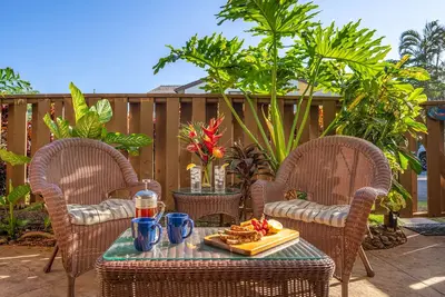 Image de *Hono Kai A11* Maui condo steps to the sand!