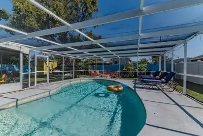 Image de HotPool 5bdr 3Bath home, 3. 5 miles to the beach Small Events welcome