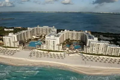 Image de Beautiful Villa bottom floor walk out to pools/beach