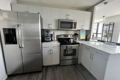 Image de Captivating Corner Penthouse w/ Lake and Skyline View