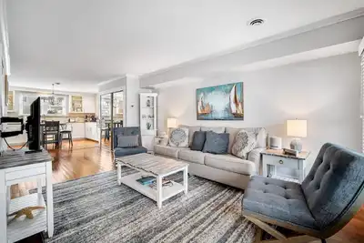 Image de Condo across from beautiful beach with Pool! \nTwo Floors!