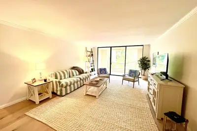 Image de Heart of Montecito - top floor unit!