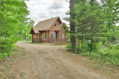 Image de Beautiful log chalet w/ a max capacity of 12 guests located 1hr from Mtl and Ott