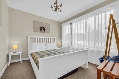 Image de 15 Beach St - Right on the lake