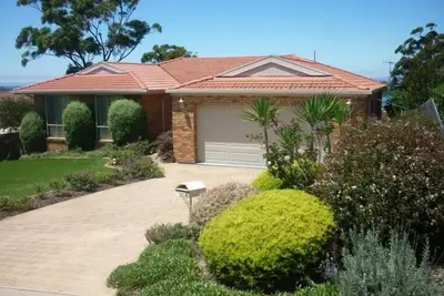 Image de Ella Bleu: 3 bedroom home, so close to town.