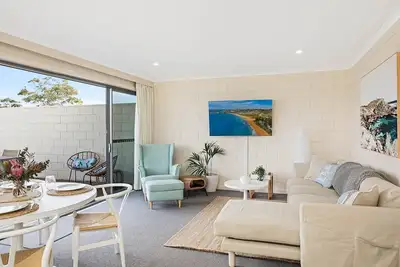 Image de All Decked Out: 2 bedroom pet friendly apartment