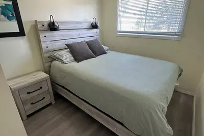 Image de Lovely 2 bedroom condo just a one minute walk from downtown Invermere