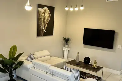 Image de Relax in this Modern 2 Bedroom Home Close to Shopping and Highway