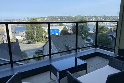 Image de Quiet and close to the city with lake views and free parking!