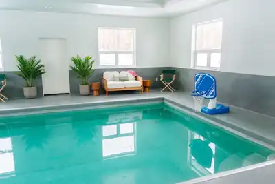 Image de Indoor heated pool, sauna, exquistly decorted private retreat with gated drive