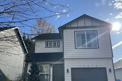 Image de Beautifully remodeled full house close to restaurants and food carts.