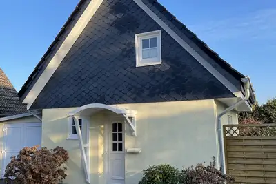 Image de Vacation home in a quiet location close to the beach with a small garden