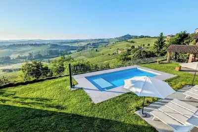Image de Villa Perla, au sommet d'une colline avec piscine
