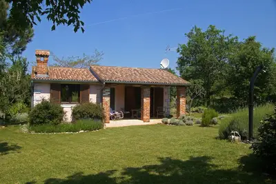 Image de Lovely cottage with large pool in gorgeous, landscaped garden