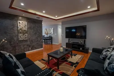 Image de LuxoStays | Charming 4br w/ large backyard/firepit