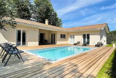 Image de New! Superbe villa avec jardin, piscine chauffée!