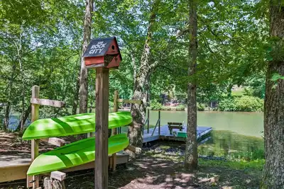 Image de One Oar Missing, directly on Little River w/double fireplaces