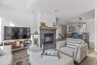 Image de Locale: Stunning Mountain Views by the Tracks in Canmore