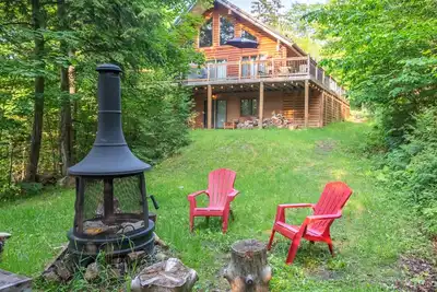 Image de La perle rosée boréale : chalet rustique sur l'eau