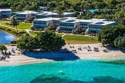 Image de Beautifully renovated Sapphire beachfront - Steps to the ocean