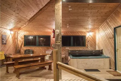 Image de Cozy cabins that sleep 6 w/ hot tub close to Castle Mountain!
