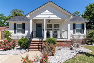 Image de Beautiful 2 bedroom free parking, fenced yard