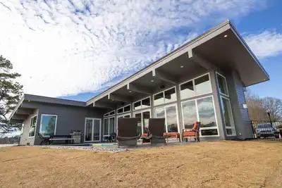 Image de New Waterfront Mid-century Modern Home with Heated Pool